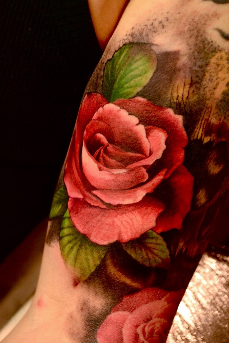 手臂上超级写实的红玫瑰纹身图案