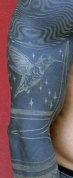 可爱的白色蜂鸟和黑色背景手臂纹身图案