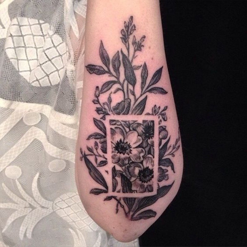 美丽的手绘黑白花朵手臂纹身图案
