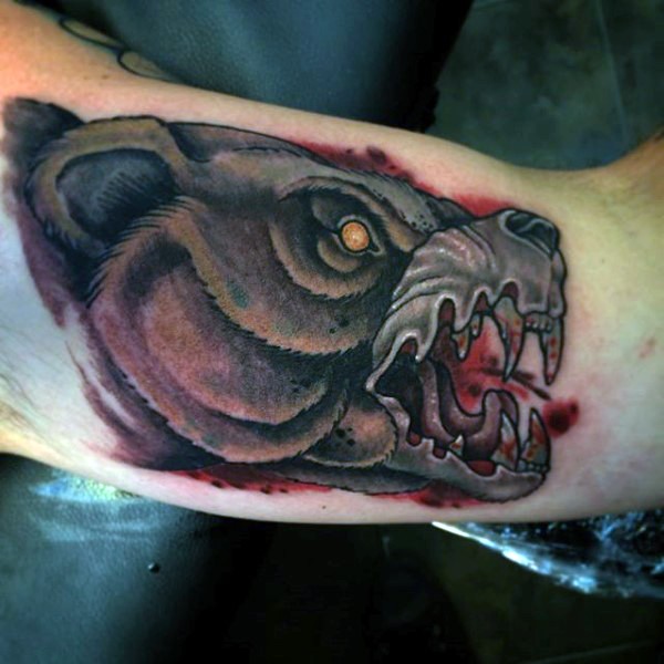 令人毛骨悚然的血腥熊头彩色手臂纹身图案