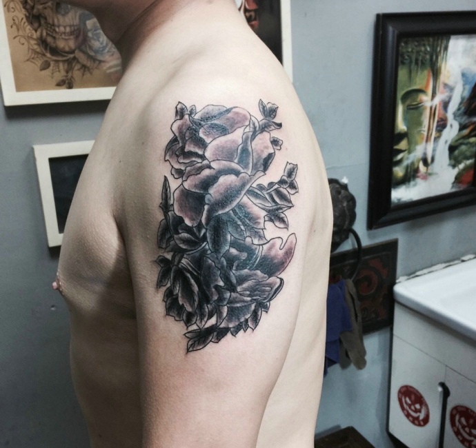 男士手臂时尚黑灰花朵纹身图案