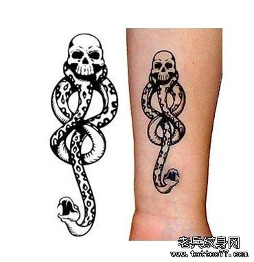 3Ktu分享一张手臂图腾蛇骷髅刺青图案