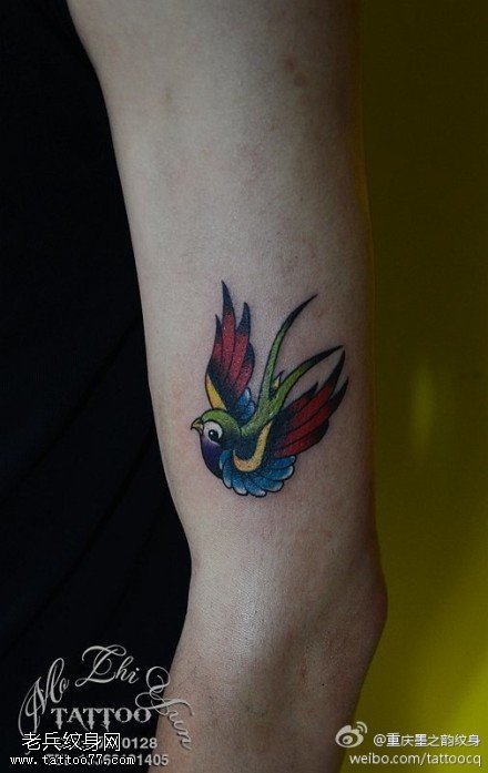 手臂燕子纹身图案