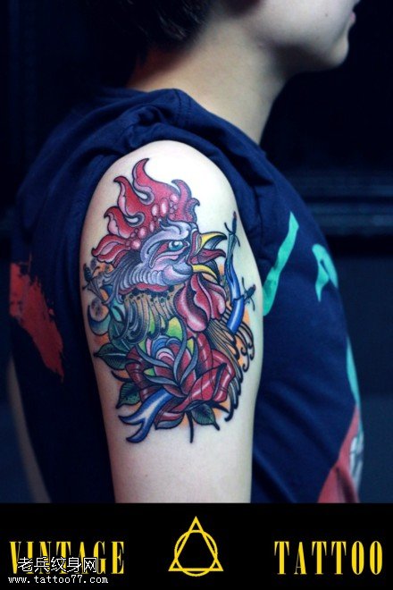 手臂彩色公鸡玫瑰纹身图案