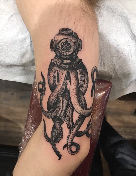 手臂上黑色章鱼纹身点刺纹身机械图片