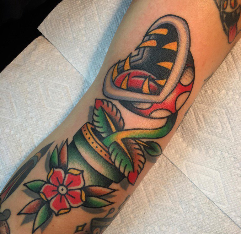 手臂上彩色传统植物颜料纹身食人花纹身图片
