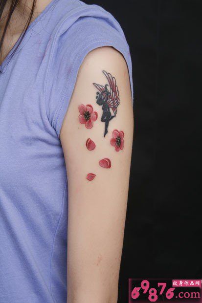 女生手臂好看的樱花天使纹身图案