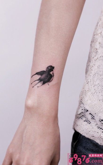 中国水墨风燕子手臂纹身图片