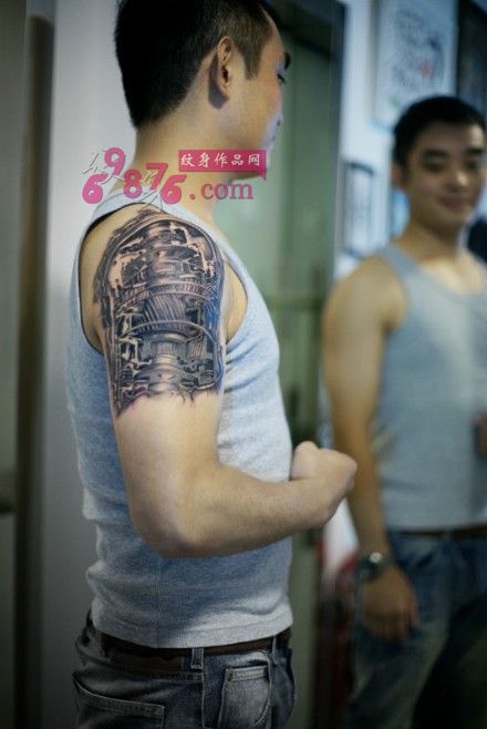 男生机械手臂个性纹身图片