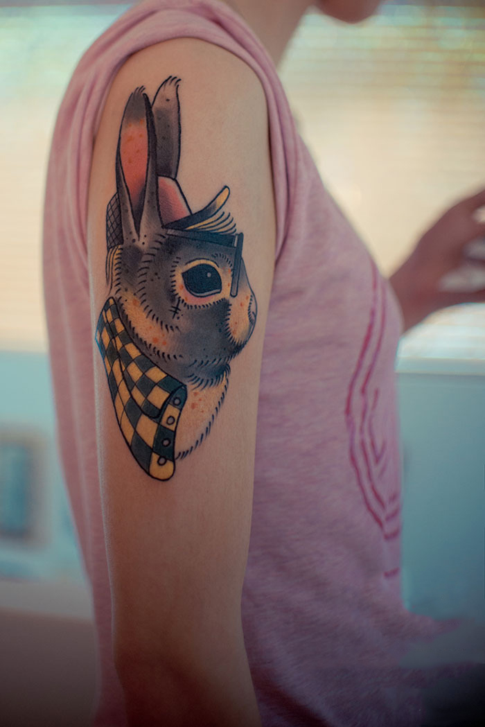可爱兔子布偶手臂纹身图片