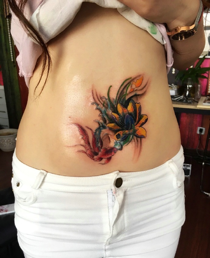 莲花遮盖蝎子的腹部纹身刺青