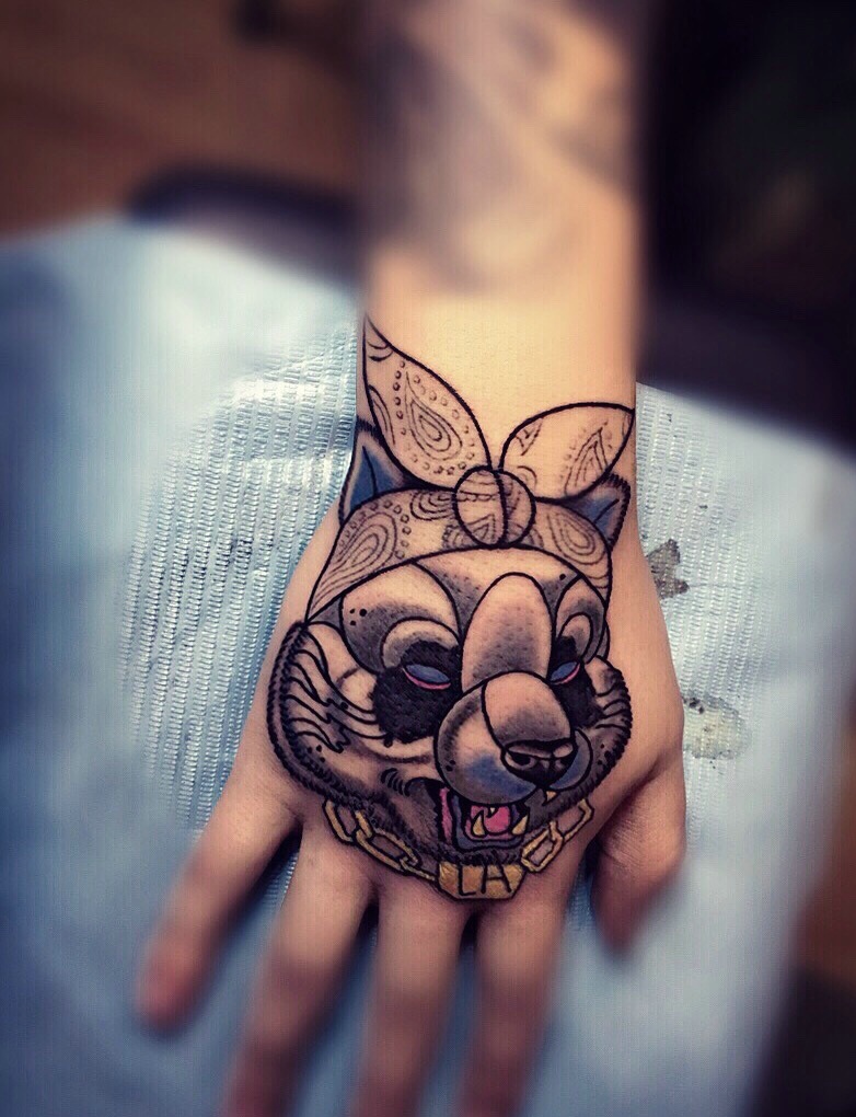 个性怪异的手背黑灰兔子纹身图案