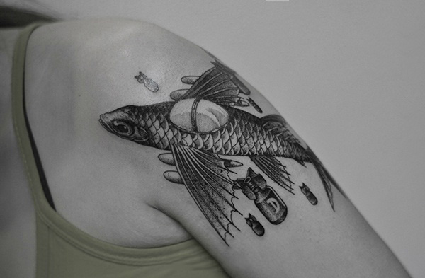 手臂个性飞鱼轰炸机纹身图案