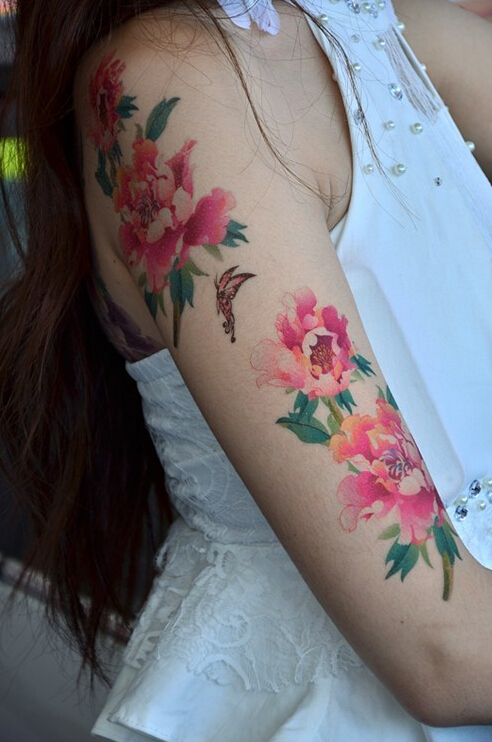 手臂漂亮的花和蝴蝶纹身