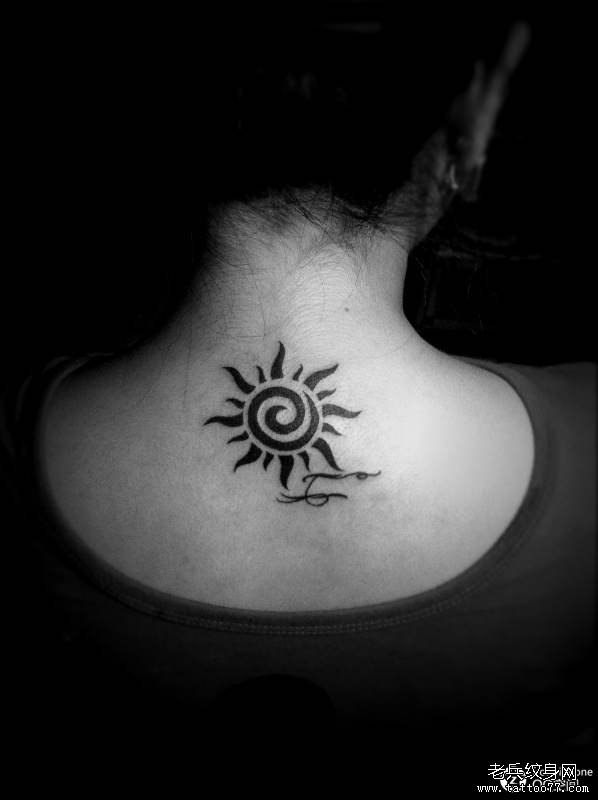 一款颈部图腾太阳纹身图案