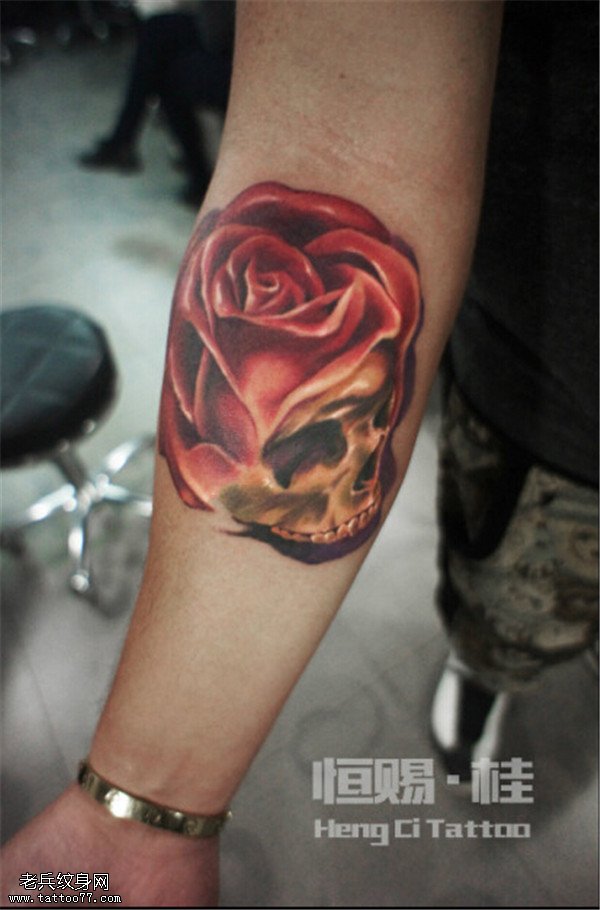 手臂彩色玫瑰花骷髅纹身图案