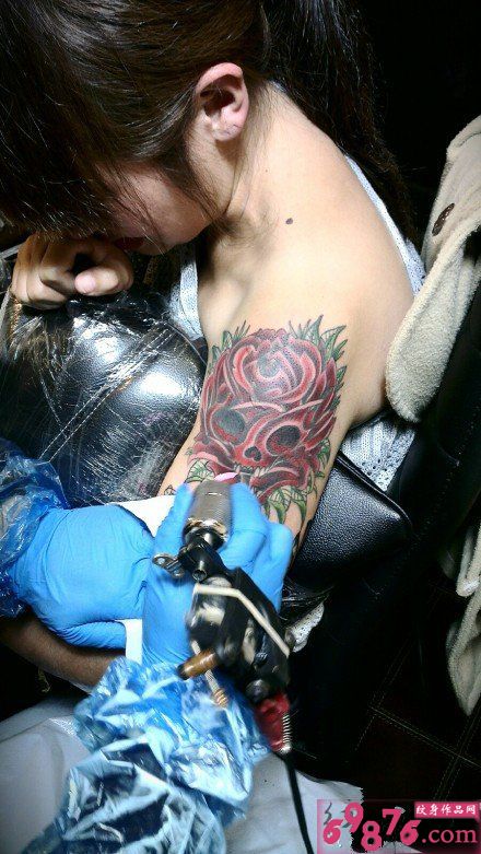 女生手臂个性玫瑰骷髅纹身过程