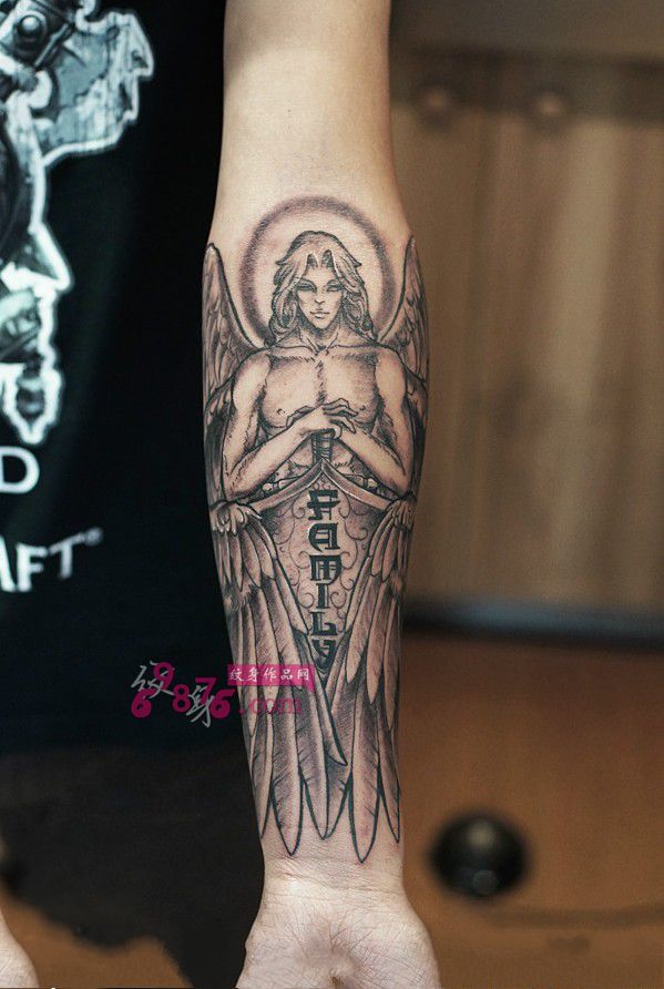 守护天使个性手臂纹身图片
