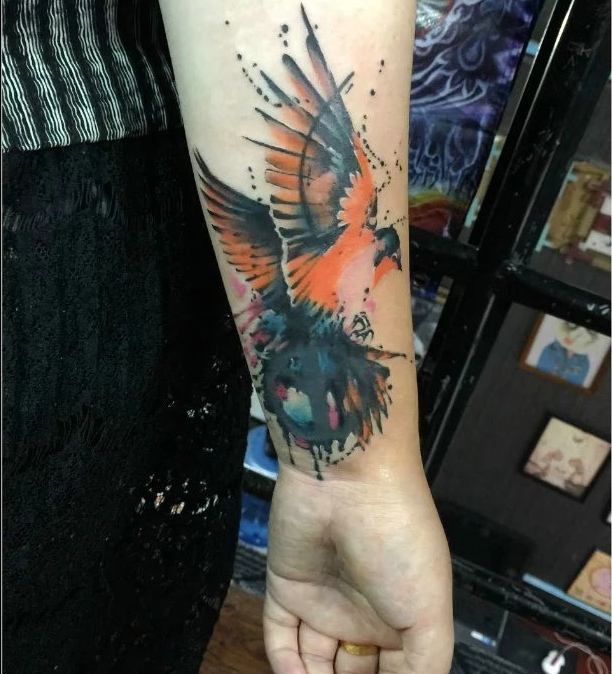 手臂水彩蜂鸟纹身图案