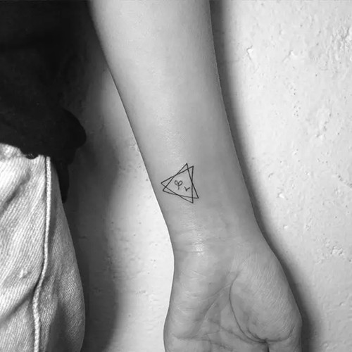 手臂上简单三角几何纹身