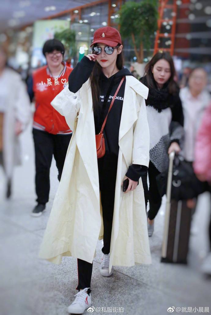 上海美女明星唐嫣私服街拍之机场时尚街拍图片
