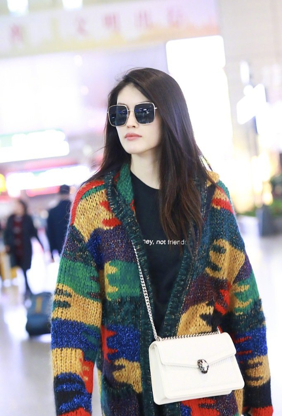 国际超模何穗彩色毛衣现身上海机场街拍图片