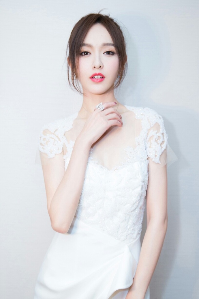 上海美女明星唐嫣红色和白色两套礼服图片