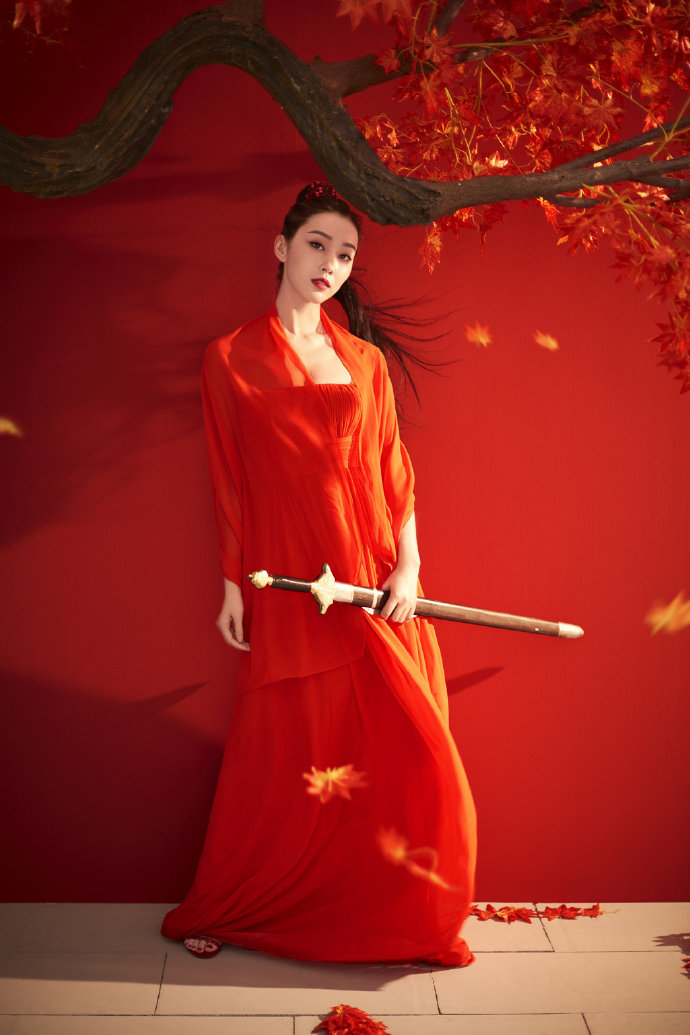 中国美女图片 江苏美女明星宣璐红衣女侠装图片
