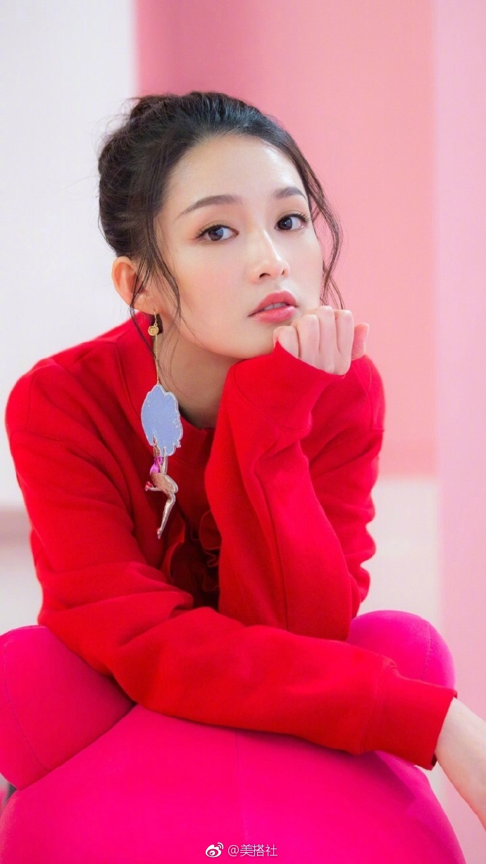 美女明星李沁写真组图淳儿哪怕穿上妖艳红还是