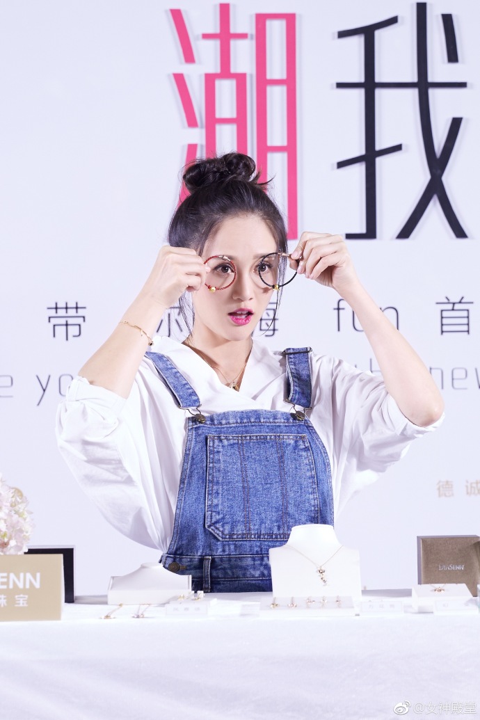 台湾女演员女神陈乔恩白色衬衣搭配背带裤少女