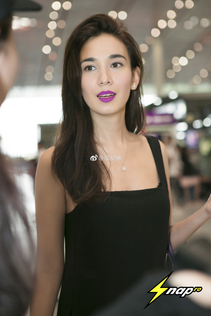 香港女明星卢靖姗CelinaJade机场街拍图片