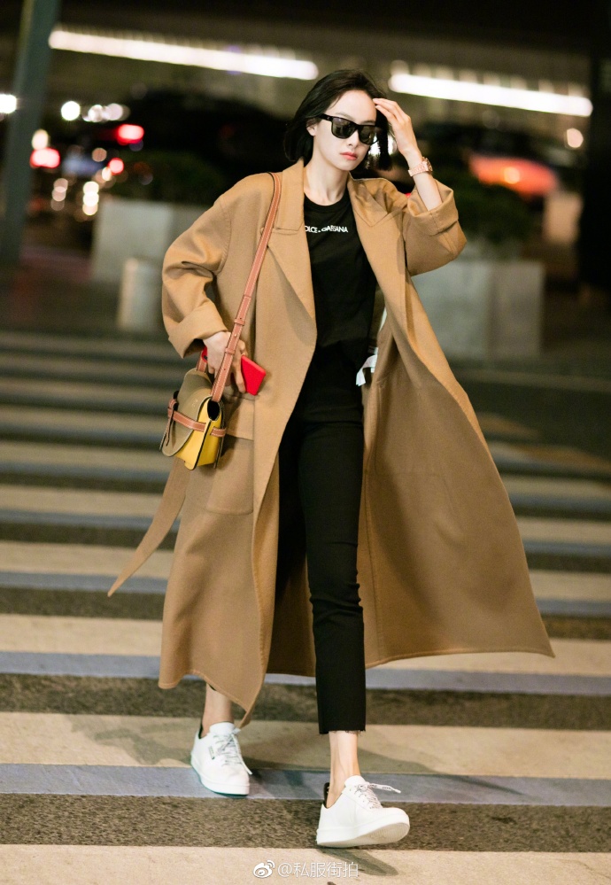 中国美女明星宋茜驼色大衣机场街拍图片