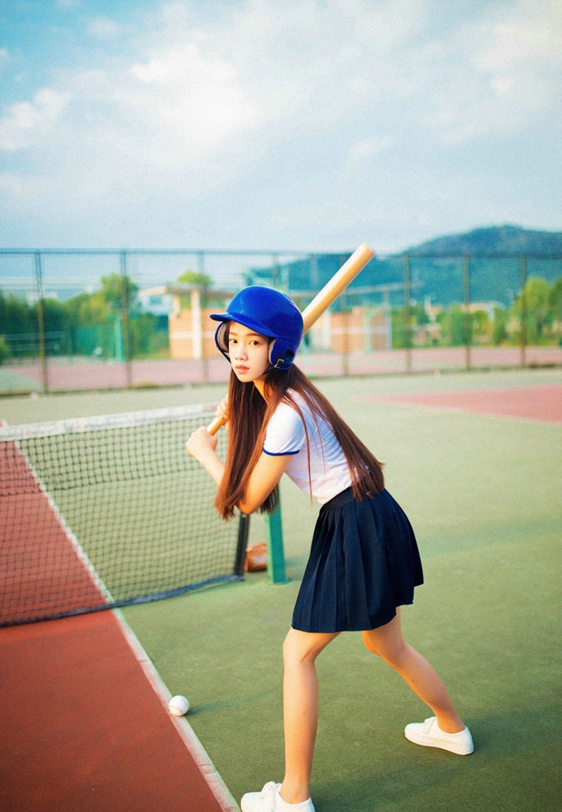 体育场上的棒球少女头盔光线唯美写真