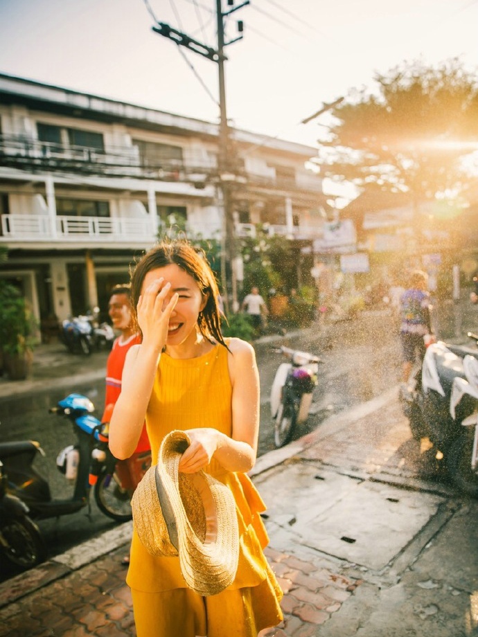 泰国泼水节被围攻的欢乐少女大家齐湿身