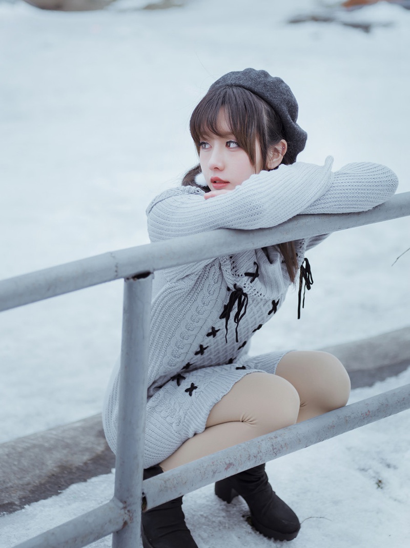 韩国美女雪中漫步清新迷人优美